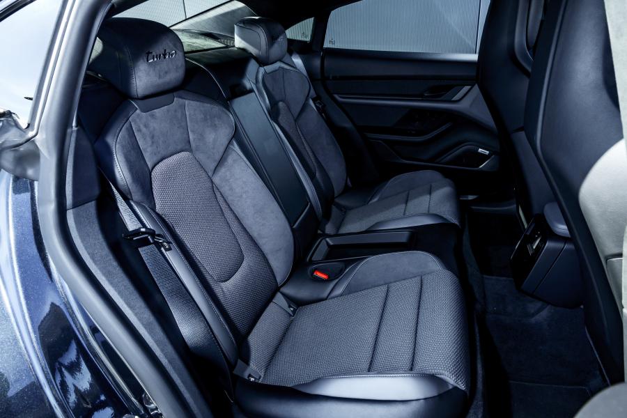 Интерьер Porsche Taycan Turbo 2020 года  (UK) (фото 36 из 40)
